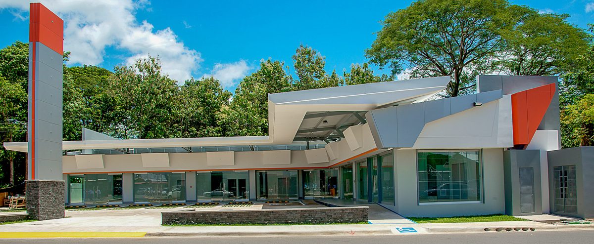 Plaza comercial contemporánea con 7 locales (72-103m²), 14 parqueos, seguridad y zonas verdes. Ubicada en Guanacaste, Santa Cruz, cerca del Banco Nacional.