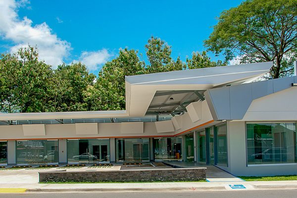 Plaza comercial contemporánea con 7 locales (72-103m²), 14 parqueos, seguridad y zonas verdes. Ubicada en Guanacaste, Santa Cruz, cerca del Banco Nacional.