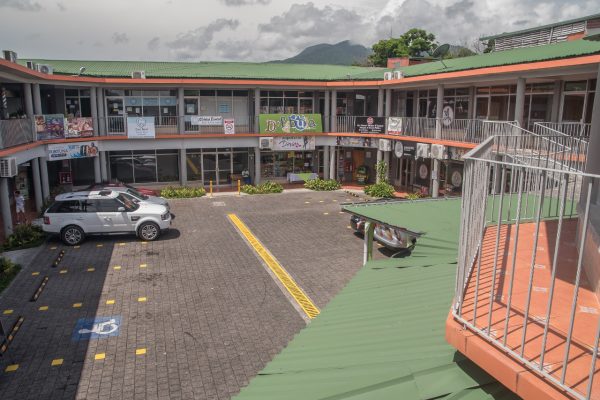 Plaza comercial en La Fortuna con 21 locales, parqueo, zonas verdes, y servicios variados a solo 100 metros del Parque Central