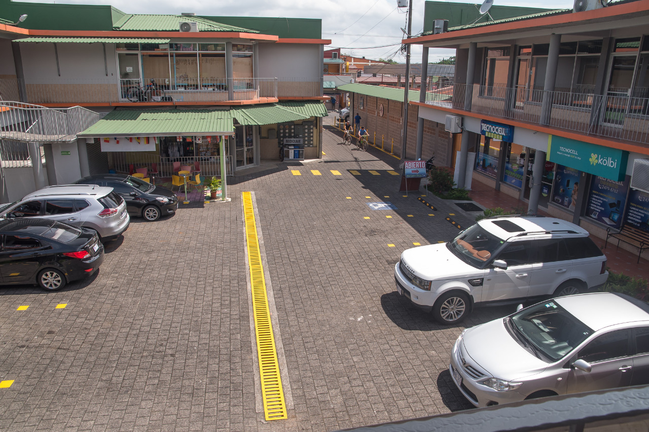 centro comercial en el burio vista a parqueo desde segunda planta