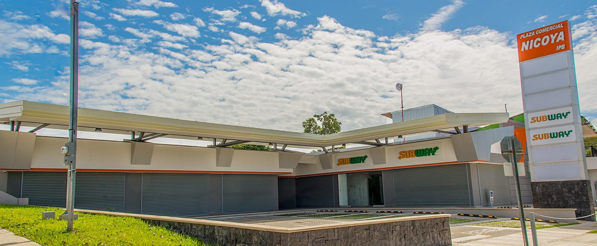 Plaza comercial en Nicoya con 7 locales de 48m2 a 95m2, diseño contemporáneo, 15 parqueos y zonas verdes, a 100m al norte de los Tribunales.