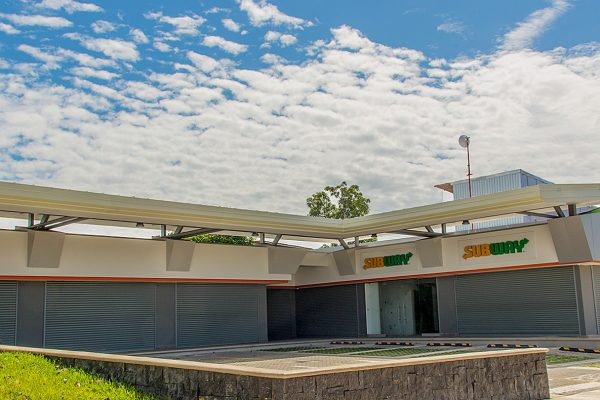 Plaza comercial en Nicoya con 7 locales de 48m2 a 95m2, diseño contemporáneo, 15 parqueos y zonas verdes, a 100m al norte de los Tribunales.