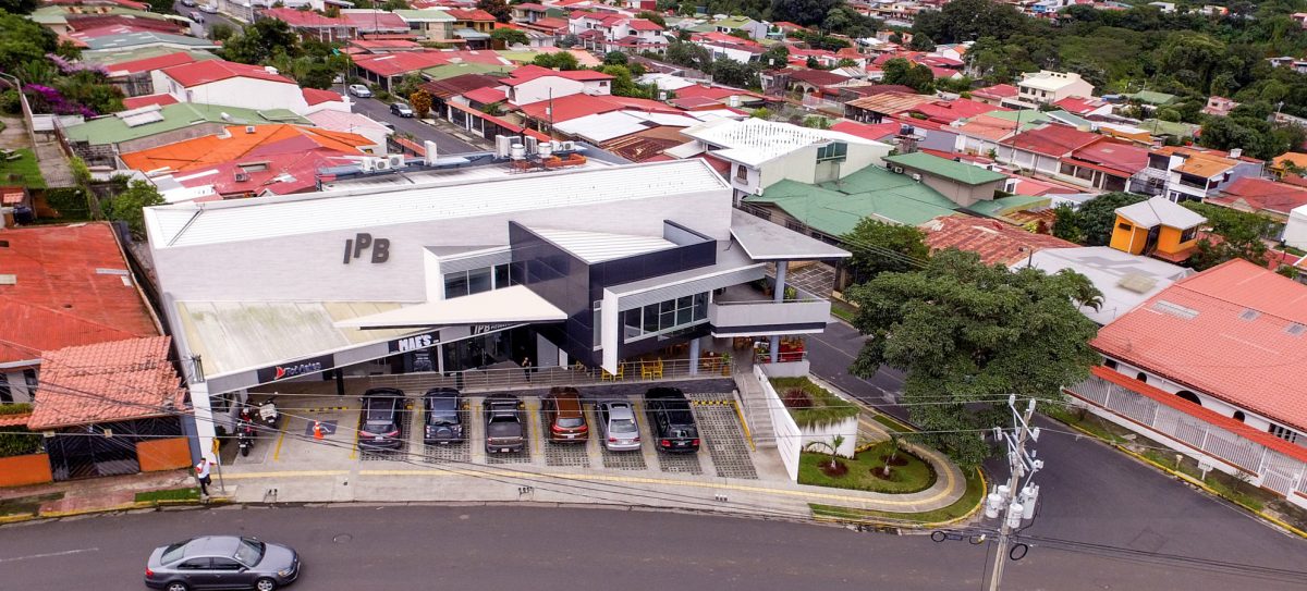 La plaza cuenta con 4 locales comerciales en un nivel, con áreas desde los 58m2 hasta los 99m2, baños en cada local, zona verde y 8 espacios de parqueo.