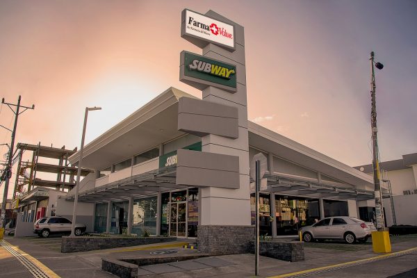 Plaza comercial en Guápiles con 4 locales, diseño moderno, 15 parqueos y zonas verdes, ubicada a 75 m del Hospital de Guápiles.